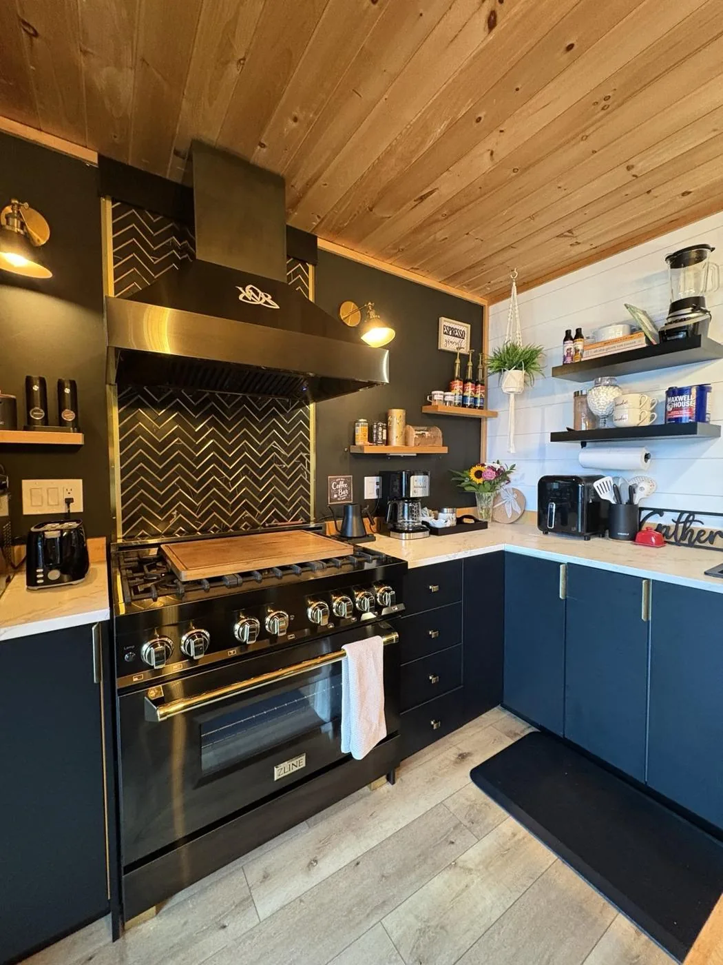 The kitchen range and coffee corner