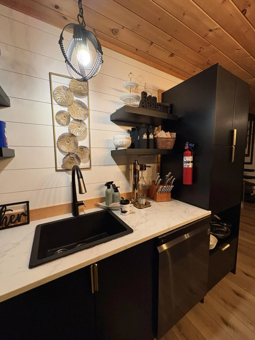 Kitchen sink and preparation space