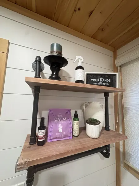 Main floor bathroom amenities
